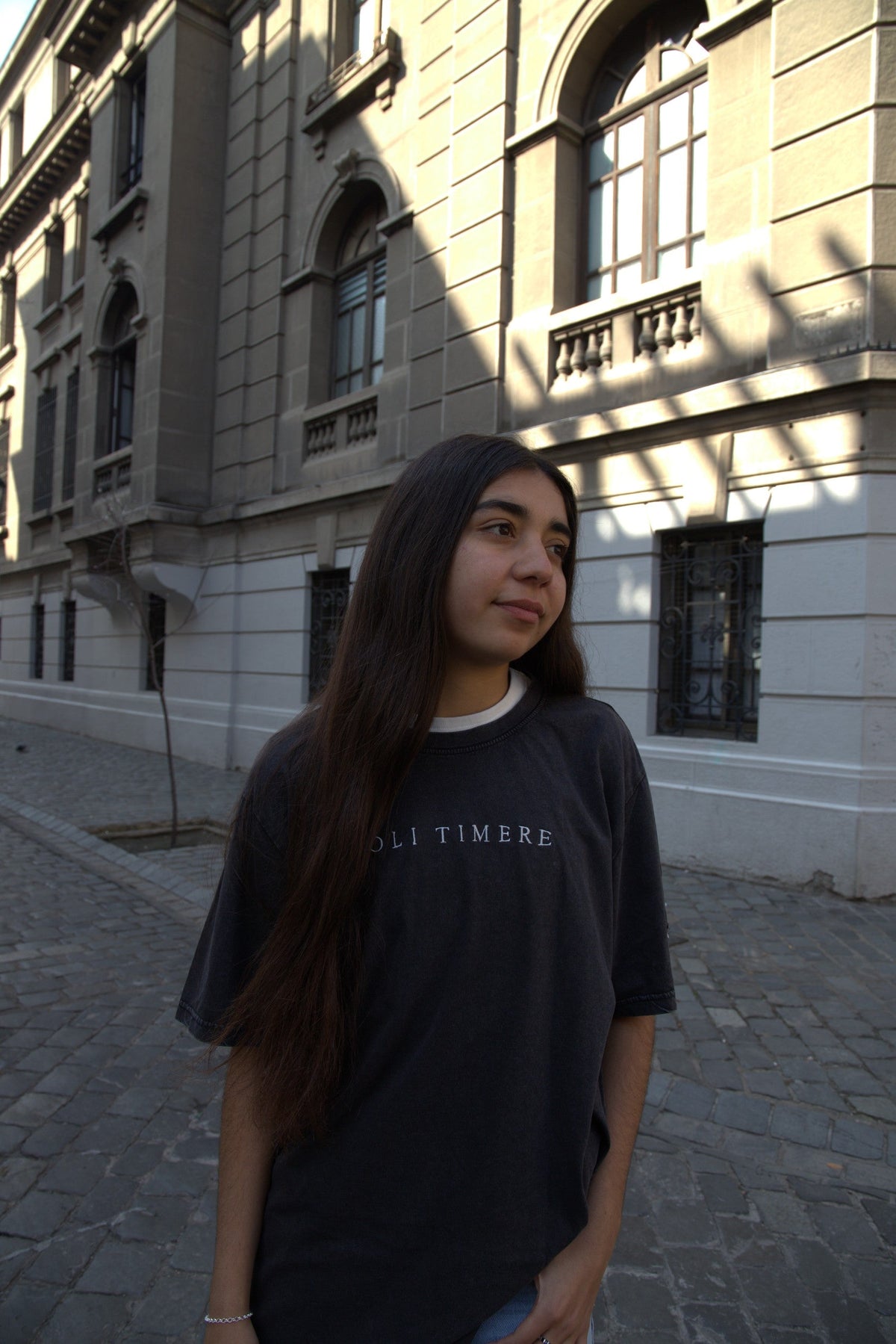 Polera Lavada 280 gr · Negra - en uso