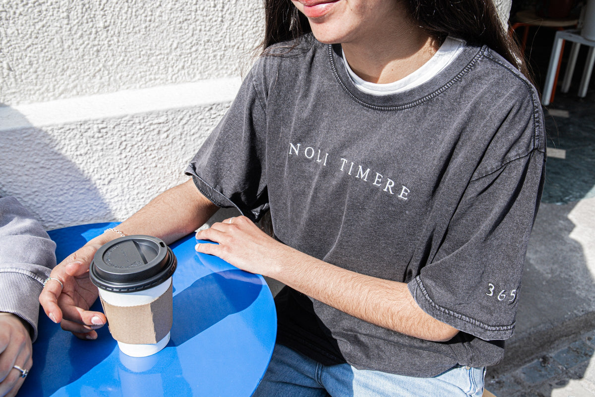 Polera Lavada 280 gr · Negra - en uso