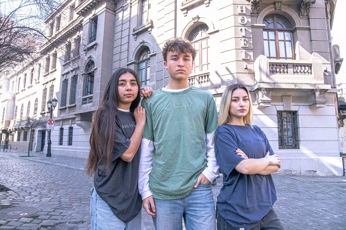 Polera Lavada 280 gr · Negra - en uso