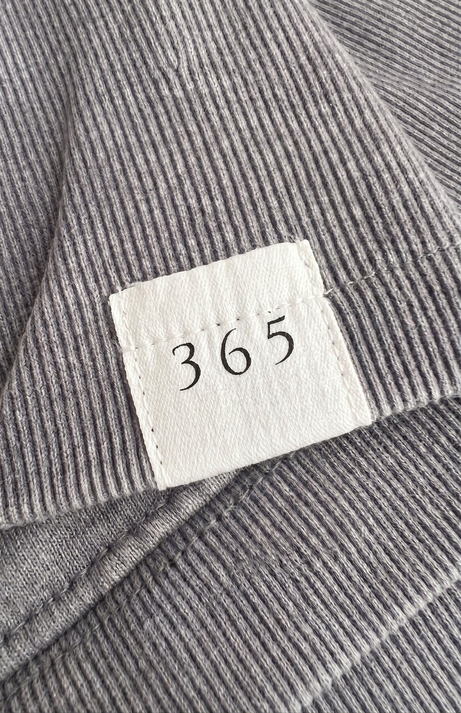Polerón Lavado 340 gr · Gris - etiqueta de cuello 100% algodón